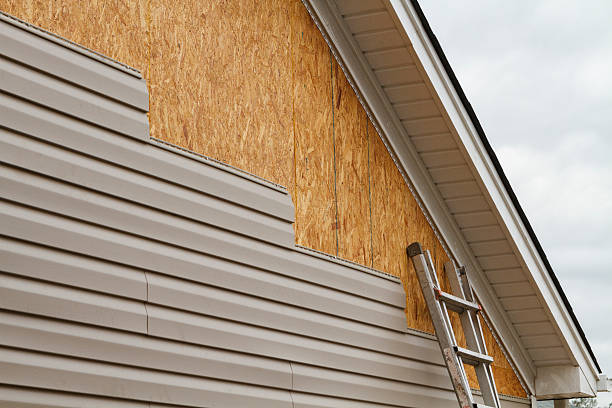 Professional Vinyl Siding technician working in Fort Lawn, SC